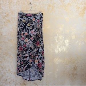 ❤️3/$15❤️ Massini Ruffle split skirt